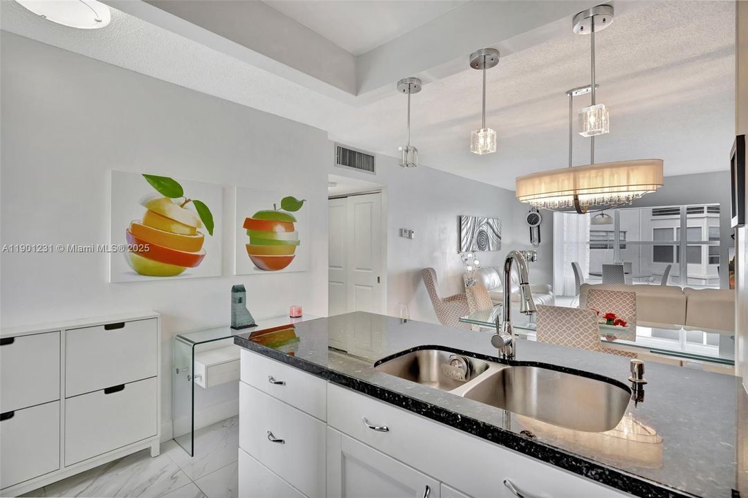 待售: $172,000 (2 贝兹, 2 浴室, 944 平方英尺)