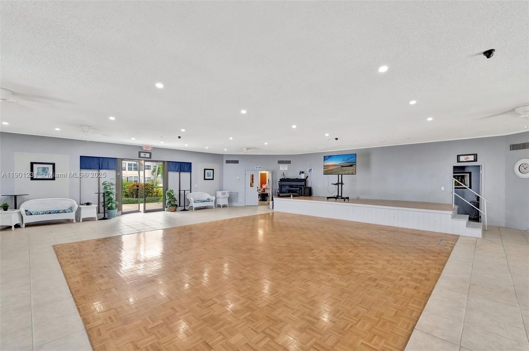 待售: $172,000 (2 贝兹, 2 浴室, 944 平方英尺)