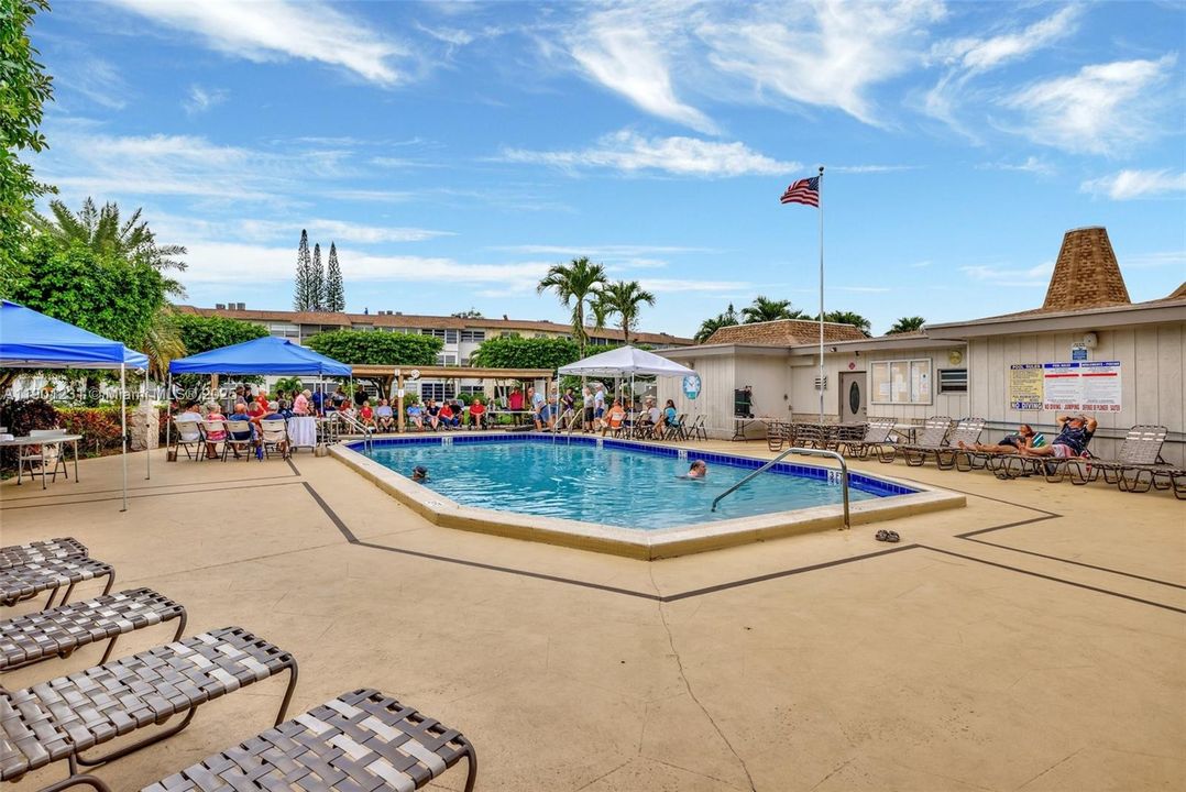 待售: $172,000 (2 贝兹, 2 浴室, 944 平方英尺)