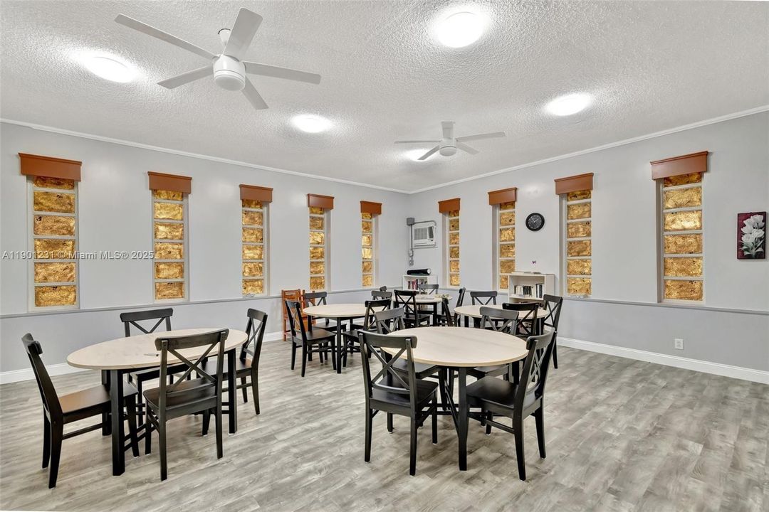 待售: $172,000 (2 贝兹, 2 浴室, 944 平方英尺)