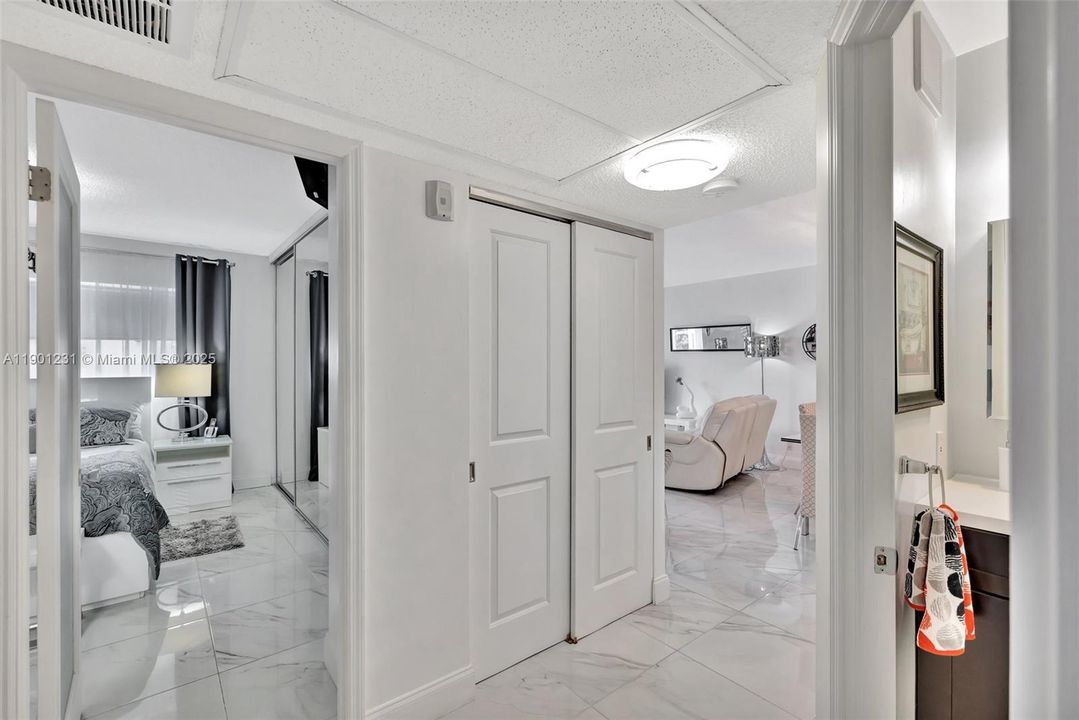 待售: $172,000 (2 贝兹, 2 浴室, 944 平方英尺)