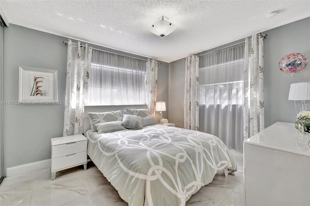 待售: $172,000 (2 贝兹, 2 浴室, 944 平方英尺)