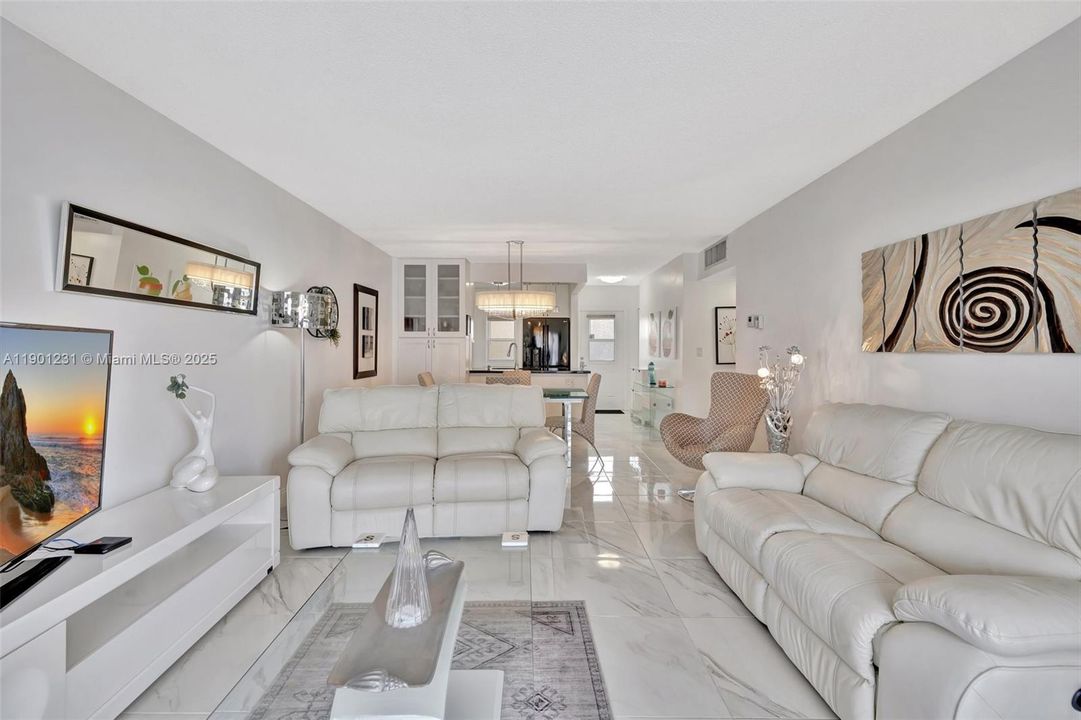 待售: $172,000 (2 贝兹, 2 浴室, 944 平方英尺)