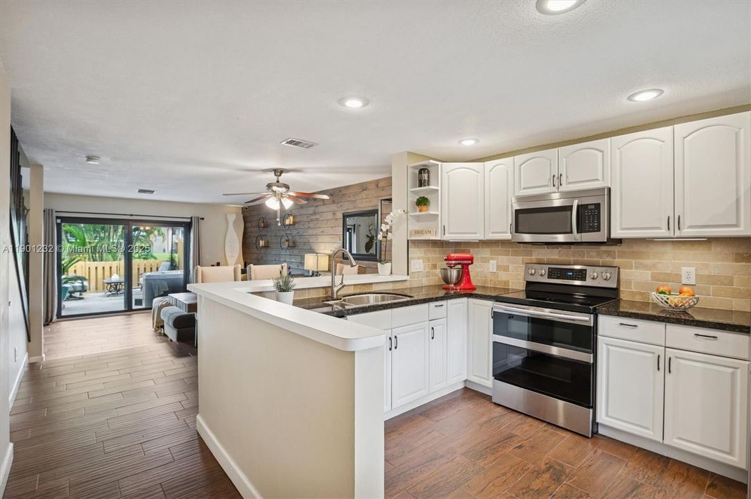Granite counters & stainless appliances