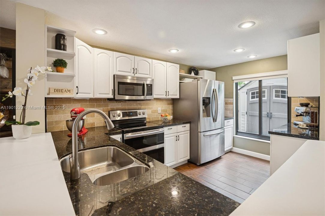 Active With Contract: $400,000 (2 beds, 2 baths, 1216 Square Feet)