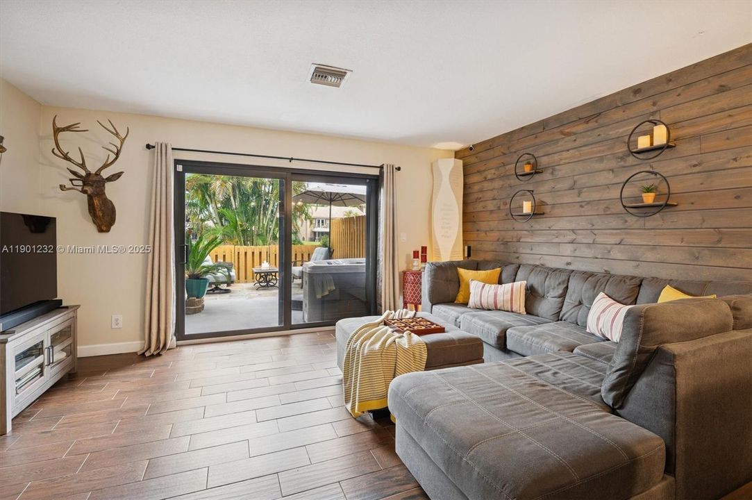 Active With Contract: $400,000 (2 beds, 2 baths, 1216 Square Feet)