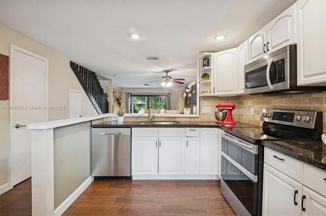 Active With Contract: $400,000 (2 beds, 2 baths, 1216 Square Feet)