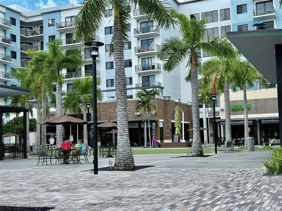 For Sale: $385,000 (2 beds, 2 baths, 1271 Square Feet)