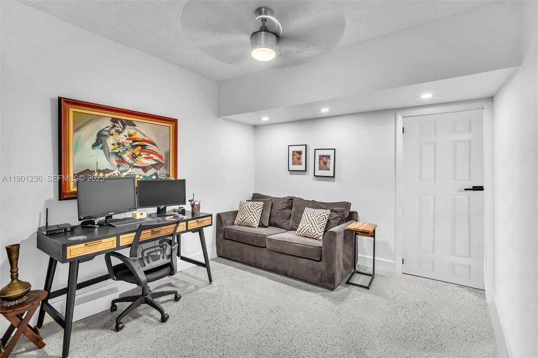 For Sale: $385,000 (2 beds, 2 baths, 1271 Square Feet)