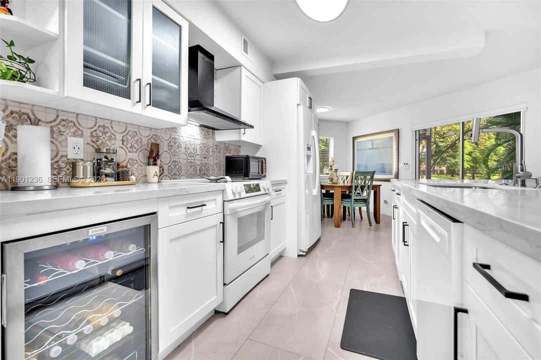 For Sale: $385,000 (2 beds, 2 baths, 1271 Square Feet)