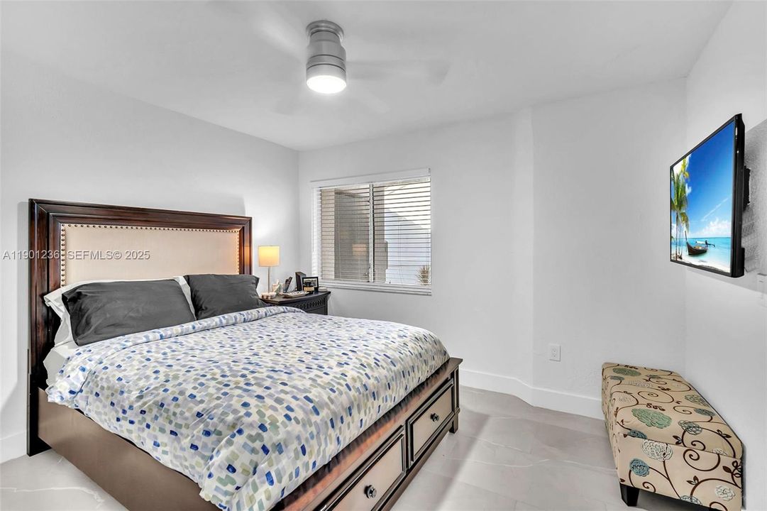 For Sale: $385,000 (2 beds, 2 baths, 1271 Square Feet)