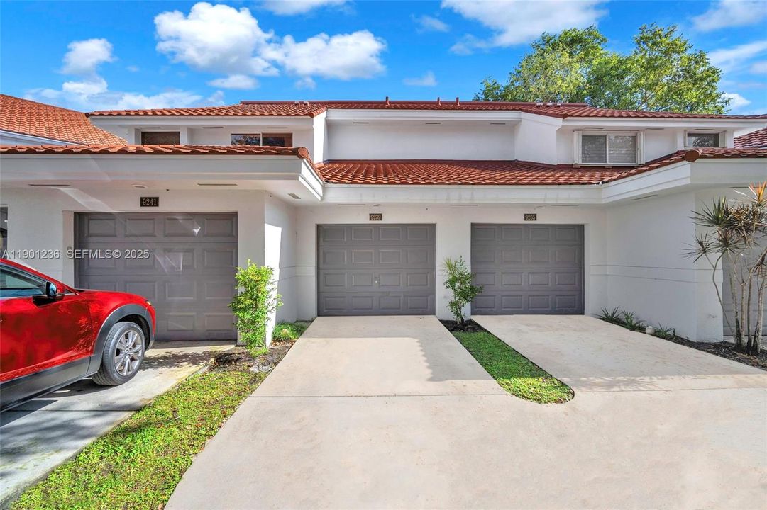 For Sale: $385,000 (2 beds, 2 baths, 1271 Square Feet)