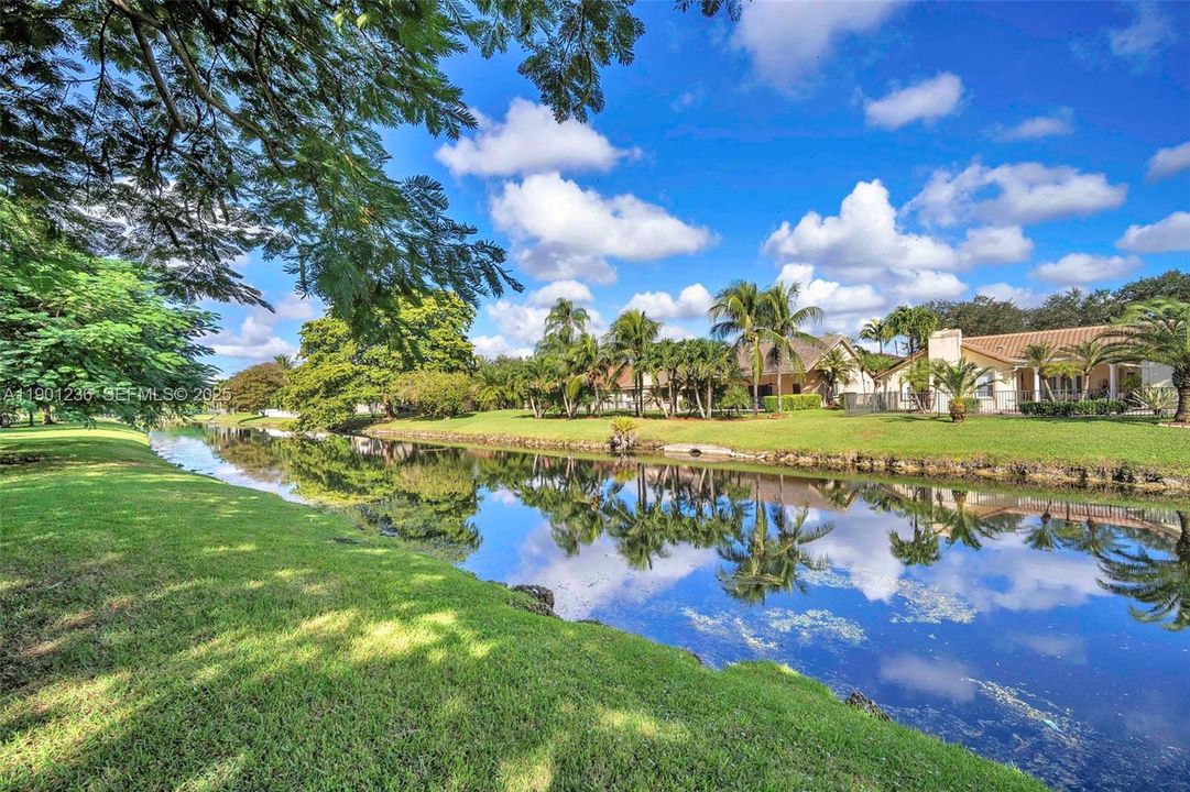 For Sale: $385,000 (2 beds, 2 baths, 1271 Square Feet)