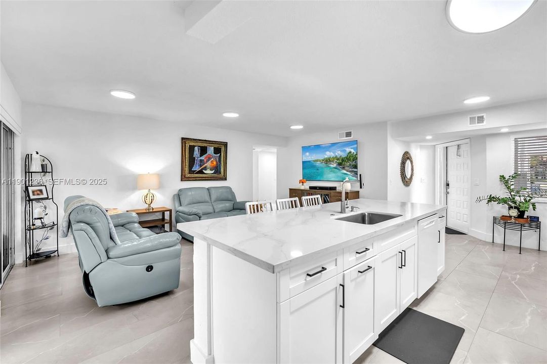 For Sale: $385,000 (2 beds, 2 baths, 1271 Square Feet)