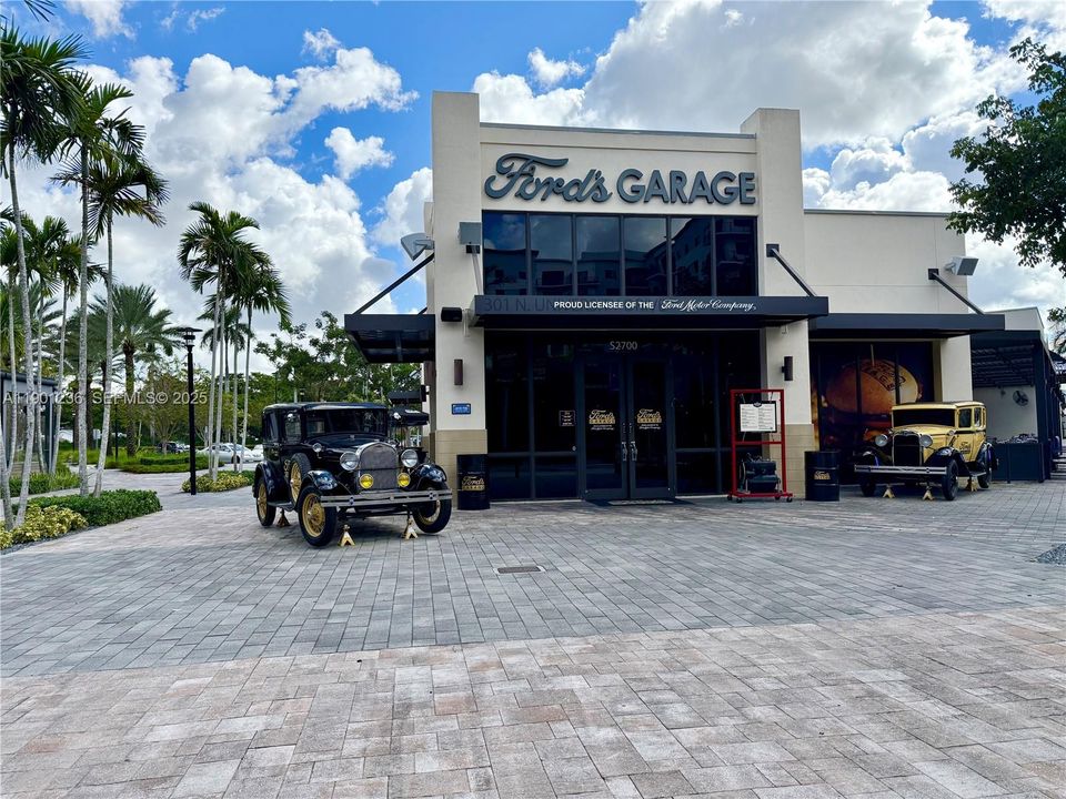 For Sale: $385,000 (2 beds, 2 baths, 1271 Square Feet)