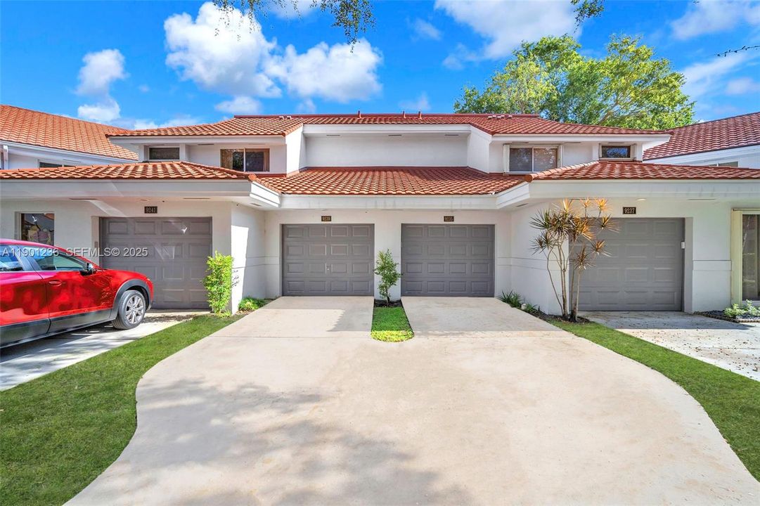 For Sale: $385,000 (2 beds, 2 baths, 1271 Square Feet)