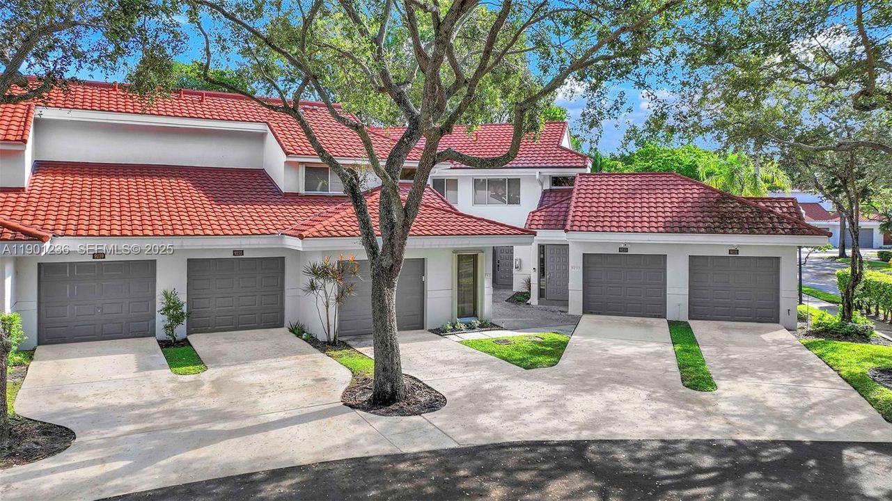 For Sale: $385,000 (2 beds, 2 baths, 1271 Square Feet)