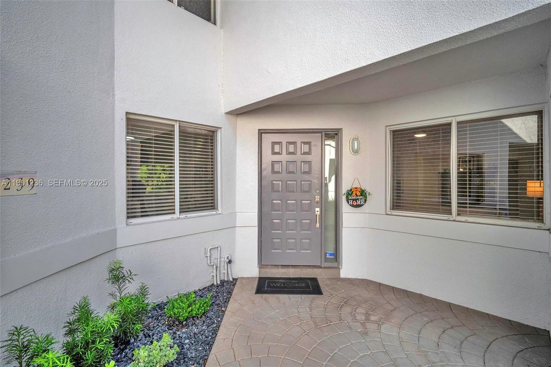 For Sale: $385,000 (2 beds, 2 baths, 1271 Square Feet)