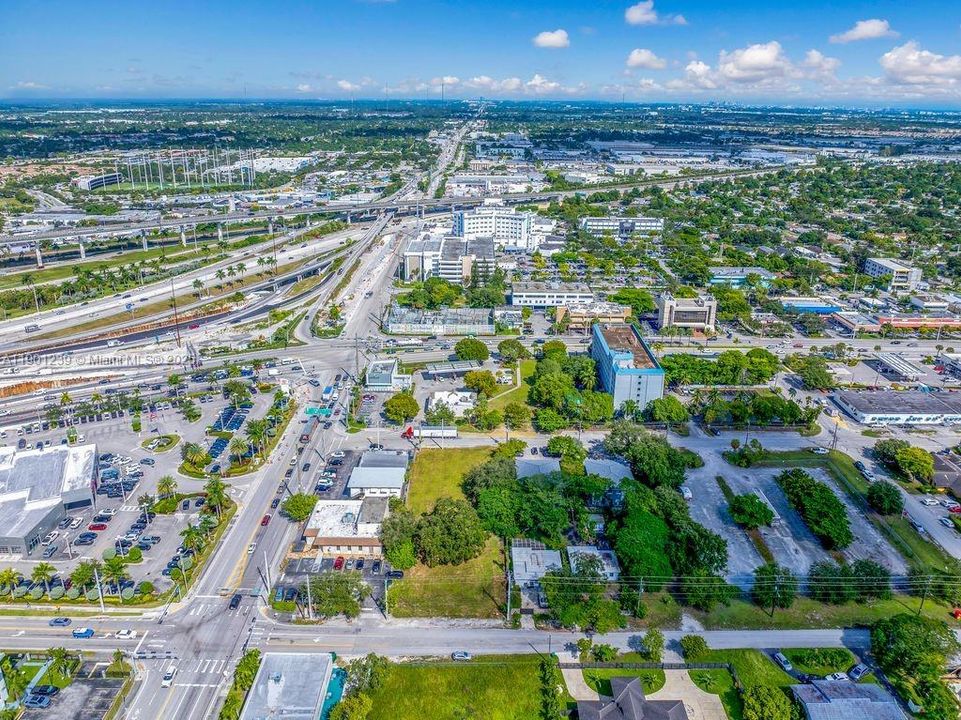 На продажу: $945,000 (0.62 acres)