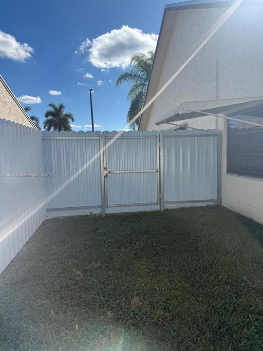 For Rent: $3,600 (3 beds, 2 baths, 1638 Square Feet)