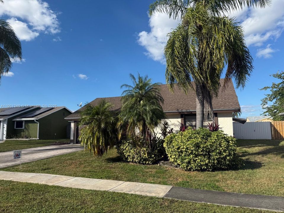 For Rent: $3,600 (3 beds, 2 baths, 1638 Square Feet)