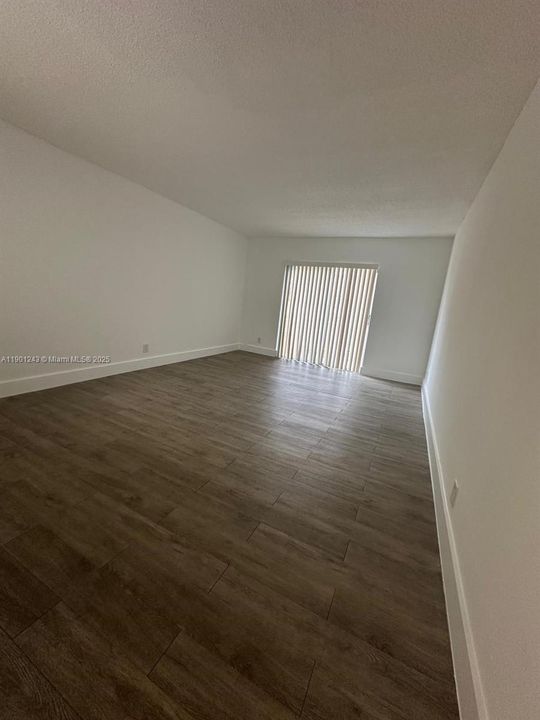 For Rent: $1,800 (1 beds, 1 baths, 883 Square Feet)