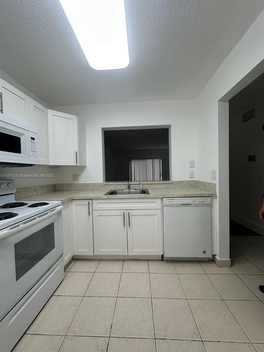 For Rent: $1,800 (1 beds, 1 baths, 883 Square Feet)