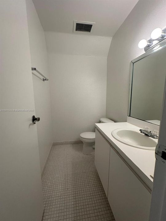 For Rent: $1,800 (1 beds, 1 baths, 883 Square Feet)