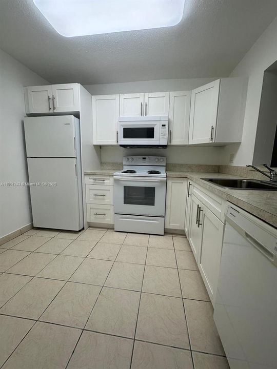 For Rent: $1,800 (1 beds, 1 baths, 883 Square Feet)