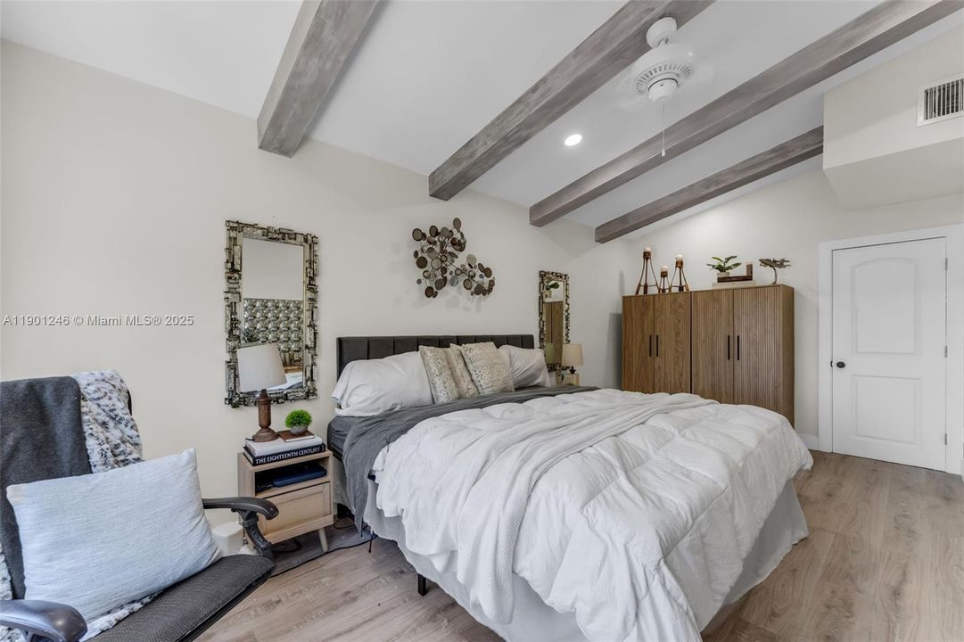 Recently Rented: $6,500 (3 beds, 2 baths, 2000 Square Feet)