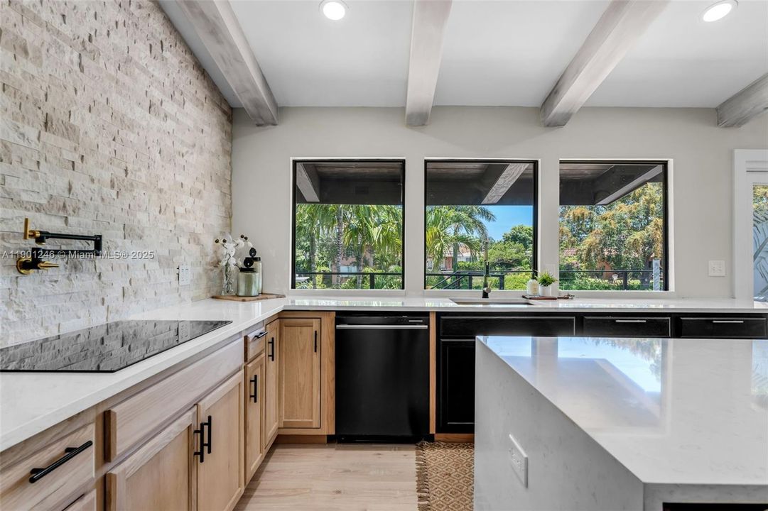 Recently Rented: $6,500 (3 beds, 2 baths, 2000 Square Feet)