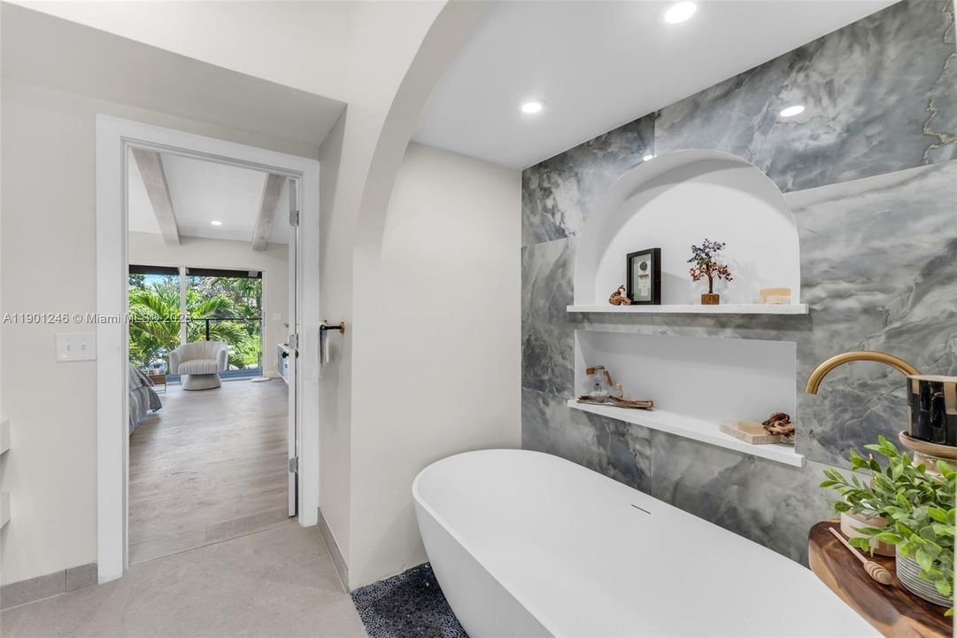 Recently Rented: $6,500 (3 beds, 2 baths, 2000 Square Feet)