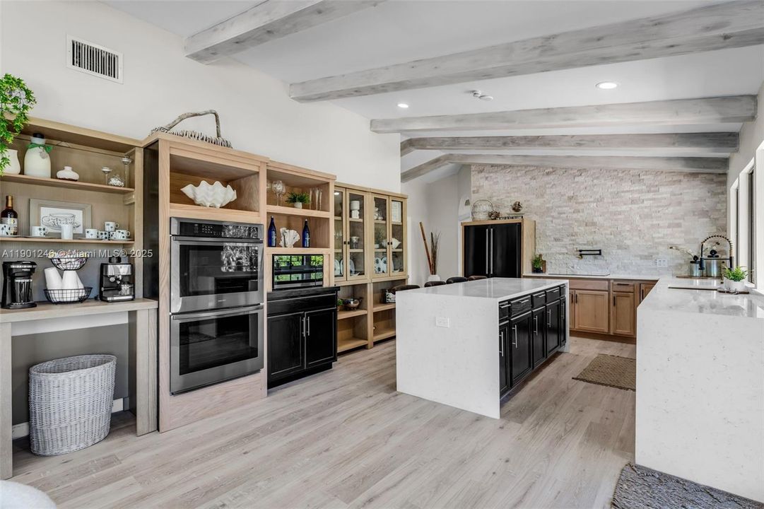 Recently Rented: $6,500 (3 beds, 2 baths, 2000 Square Feet)