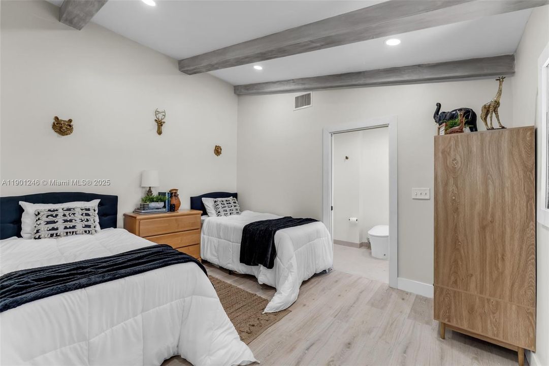 Recently Rented: $6,500 (3 beds, 2 baths, 2000 Square Feet)