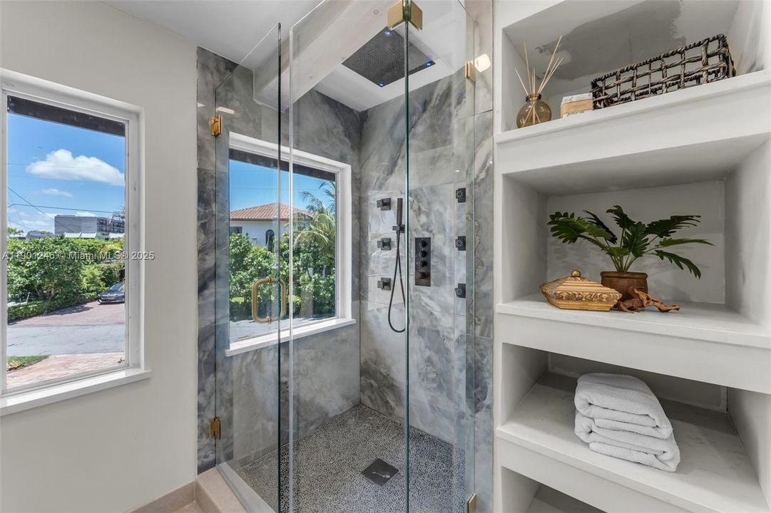 Recently Rented: $6,500 (3 beds, 2 baths, 2000 Square Feet)