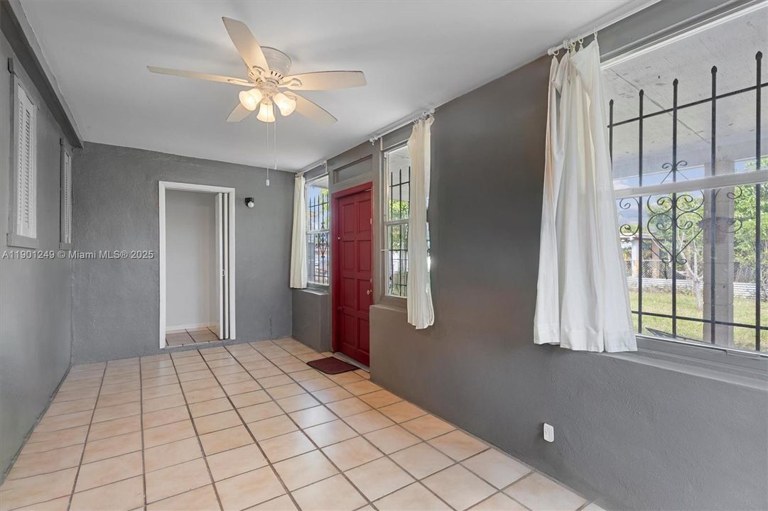 Recently Sold: $528,000 (2 beds, 1 baths, 1156 Square Feet)