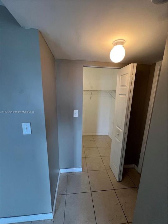 For Rent: $1,670 (1 beds, 1 baths, 575 Square Feet)