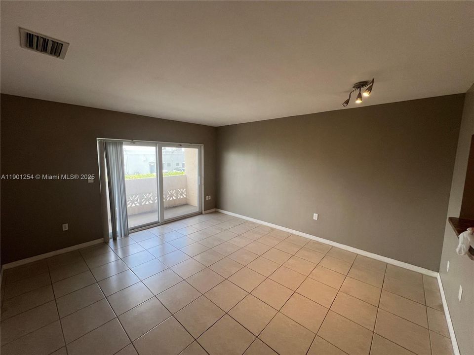 For Rent: $1,670 (1 beds, 1 baths, 575 Square Feet)