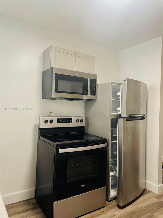 For Rent: $2,600 (3 beds, 2 baths, 800 Square Feet)