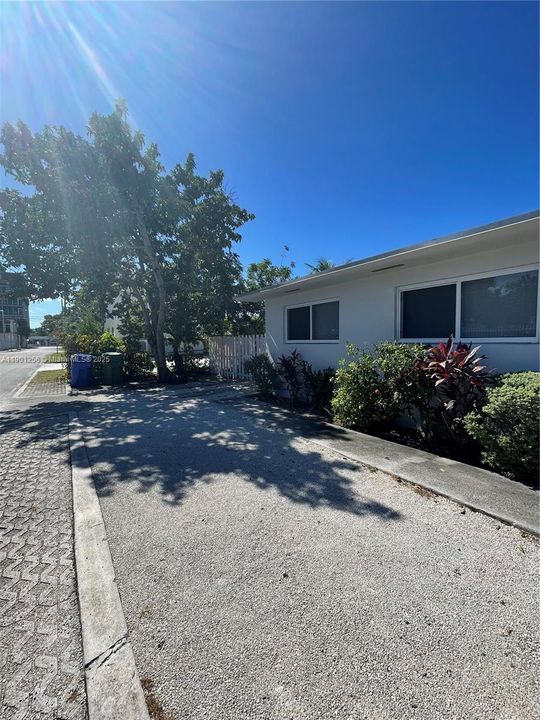 For Rent: $2,600 (3 beds, 2 baths, 800 Square Feet)