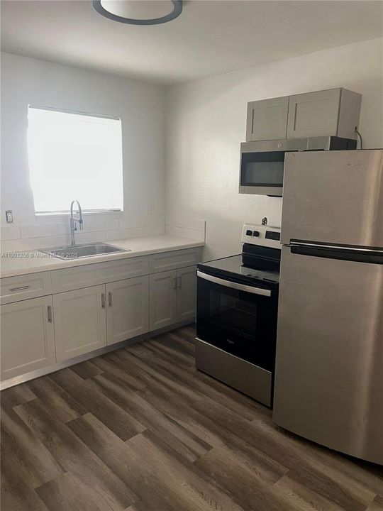 For Rent: $2,600 (3 beds, 2 baths, 800 Square Feet)