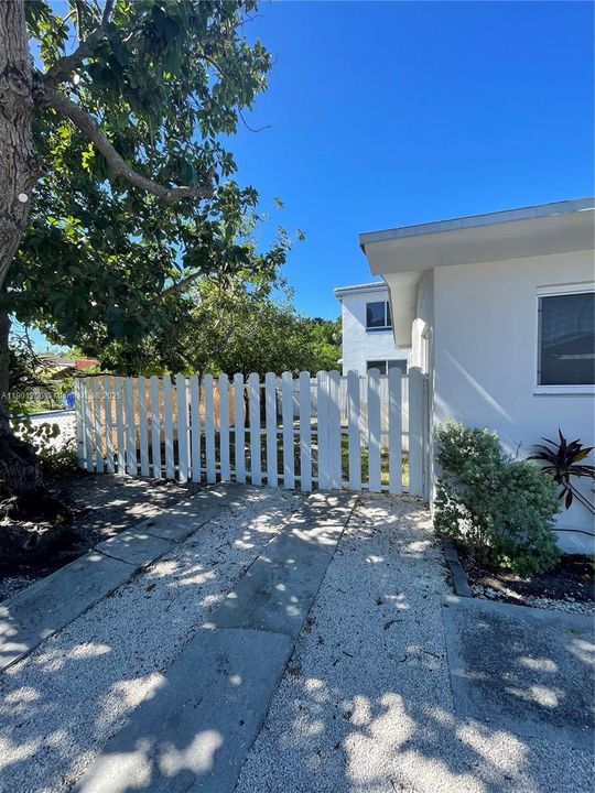 For Rent: $2,600 (3 beds, 2 baths, 800 Square Feet)