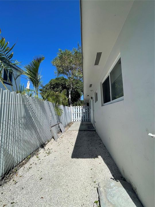 For Rent: $2,600 (3 beds, 2 baths, 800 Square Feet)