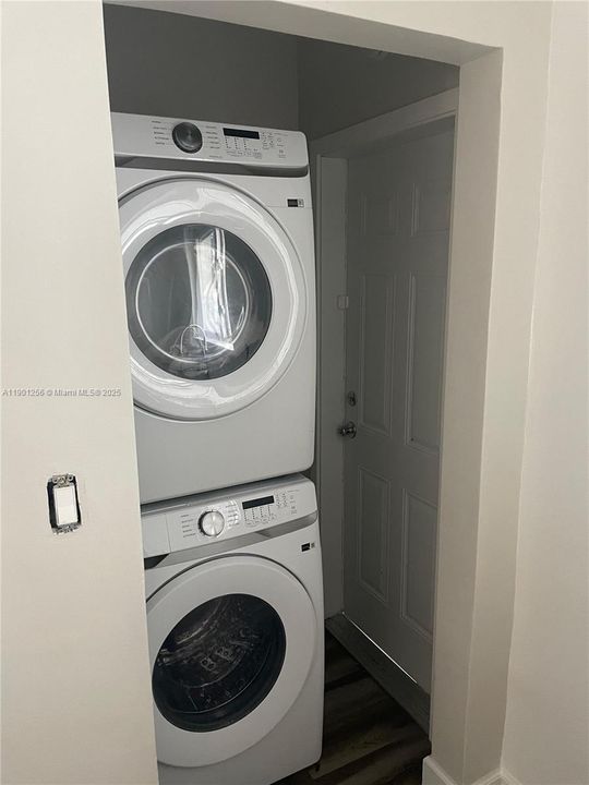 For Rent: $2,600 (3 beds, 2 baths, 800 Square Feet)