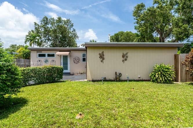 For Rent: $3,500 (3 beds, 2 baths, 1456 Square Feet)