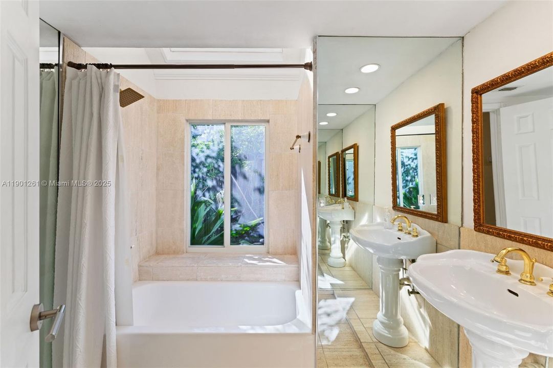 合同活跃: $1,995,000 (3 贝兹, 2 浴室, 1745 平方英尺)