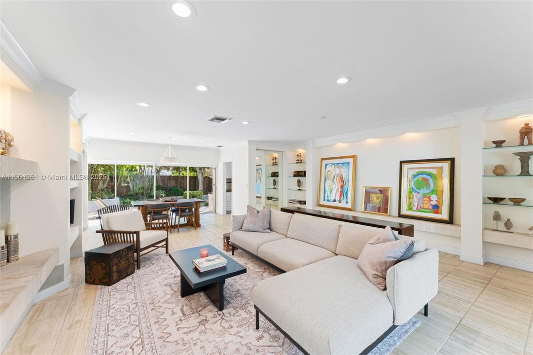 合同活跃: $1,995,000 (3 贝兹, 2 浴室, 1745 平方英尺)