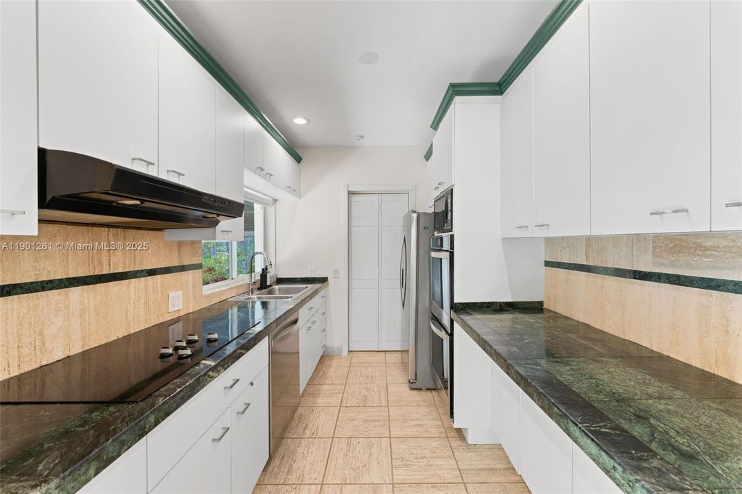 合同活跃: $1,995,000 (3 贝兹, 2 浴室, 1745 平方英尺)