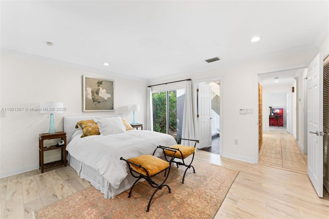 合同活跃: $1,995,000 (3 贝兹, 2 浴室, 1745 平方英尺)