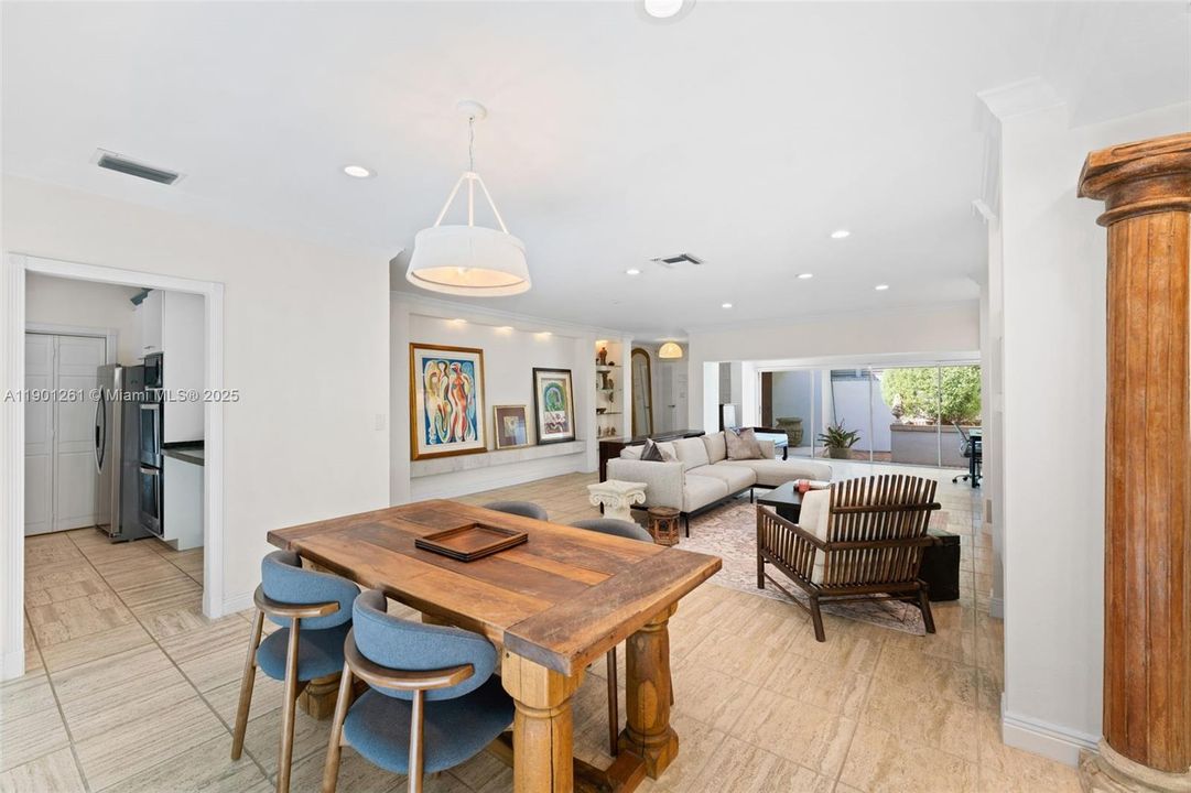 合同活跃: $1,995,000 (3 贝兹, 2 浴室, 1745 平方英尺)